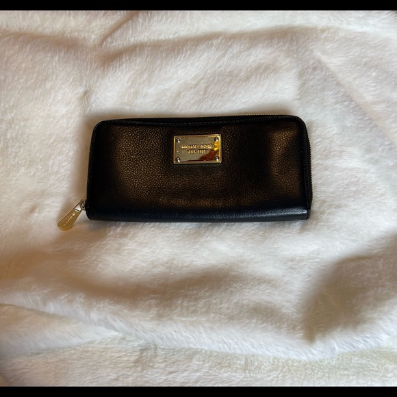 Michael Kors Handbags - Authentic Michael Kors Wallet